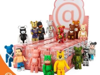 Koleksi Figur Mini Bearbrick Random