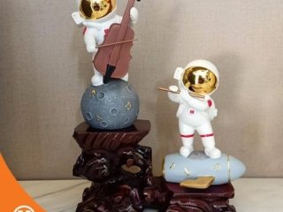 Dekorasi Pajangan Musician Astronaut Figurine and Teapot Table